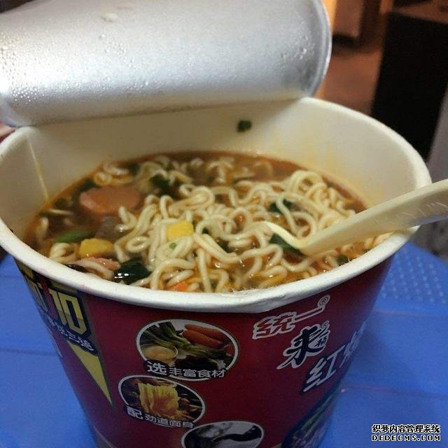 吃方便面时,为什么总感觉一包吃不饱,二包吃不完?答案来了