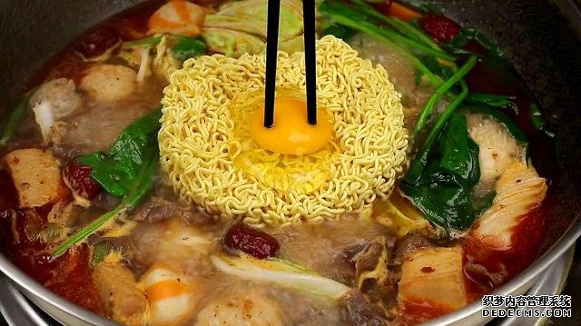 吃方便面时,为什么总感觉一包吃不饱,二包吃不完?答案来了