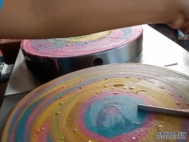 泰国网红小吃彩虹煎饼,七彩斑斓口味丰富,能靠颜值偏要靠味道