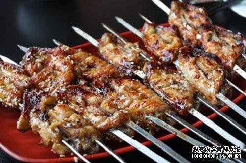 去烧烤摊吃夜宵,只点这4样,我们吃得开心,老板却偷着难受