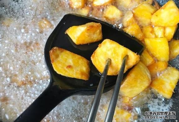 拔丝地瓜总是拔不出丝,学会2个小技巧,做出香甜又酥的拔丝地瓜