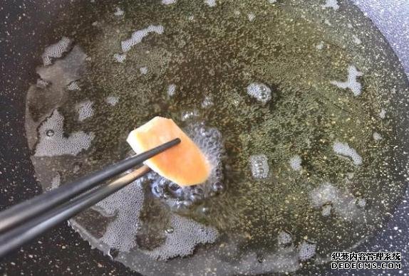 拔丝地瓜总是拔不出丝,学会2个小技巧,做出香甜又酥的拔丝地瓜