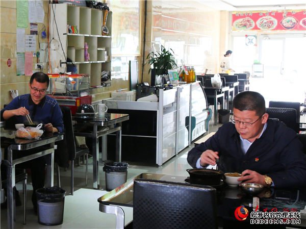 新疆轮台县委书记街边“打卡”美食鼓励饭店开门营业