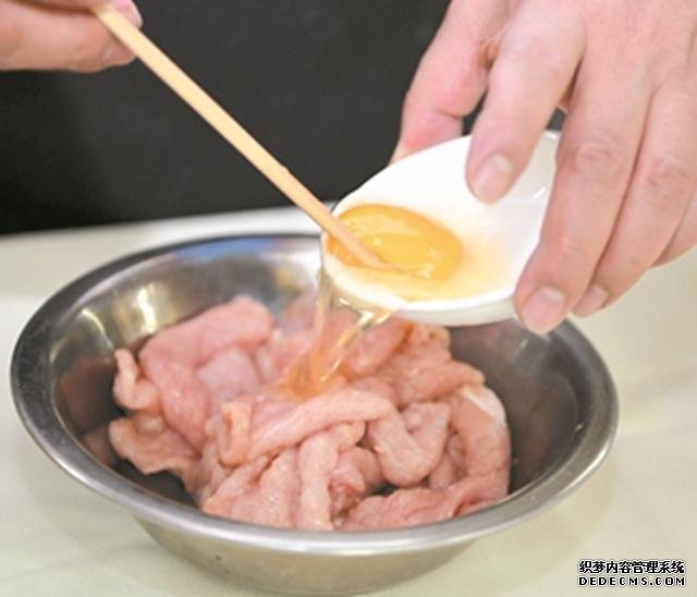 大厨告诉你:不管炒啥肉,别再用淀粉腌制,牢记这3点,鲜嫩入味