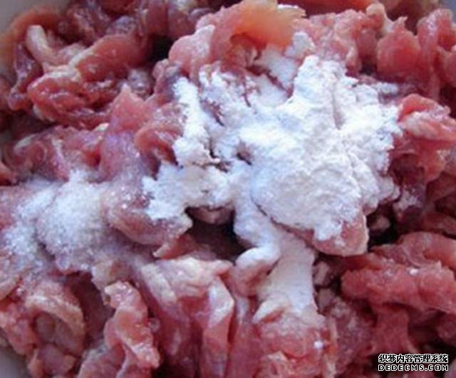 大厨告诉你:不管炒啥肉,别再用淀粉腌制,牢记这3点,鲜嫩入味
