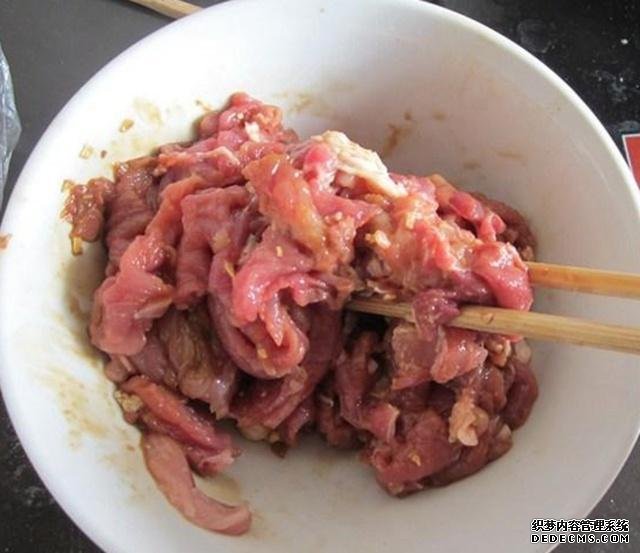 大厨告诉你:不管炒啥肉,别再用淀粉腌制,牢记这3点,鲜嫩入味