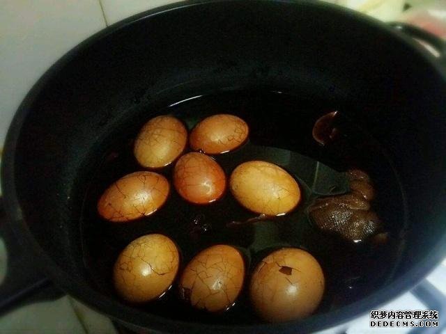煮茶叶蛋时,别只会加盐!多加“这一步”,煮好的鸡蛋更香更入味
