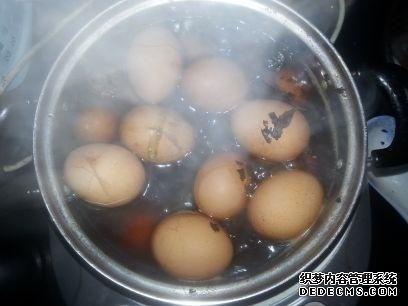 煮茶叶蛋时,别只会加盐!多加“这一步”,煮好的鸡蛋更香更入味