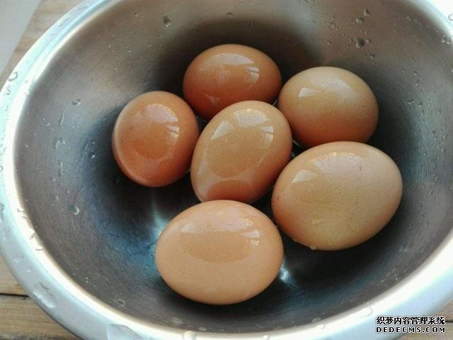 煮茶叶蛋时，别只会加盐！多加“这一步”，煮好的鸡蛋更香更入味