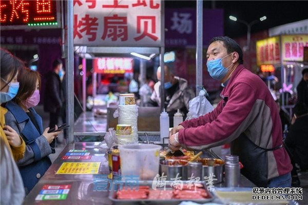 济南夜市美食恢复营业 市民夜享“吃”生活