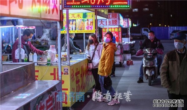 济南夜市美食恢复营业 市民夜享“吃”生活