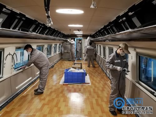 2-青岛四方庞巴迪铁路运输设备有限公司工人正在对“复兴号”动车组进行组装