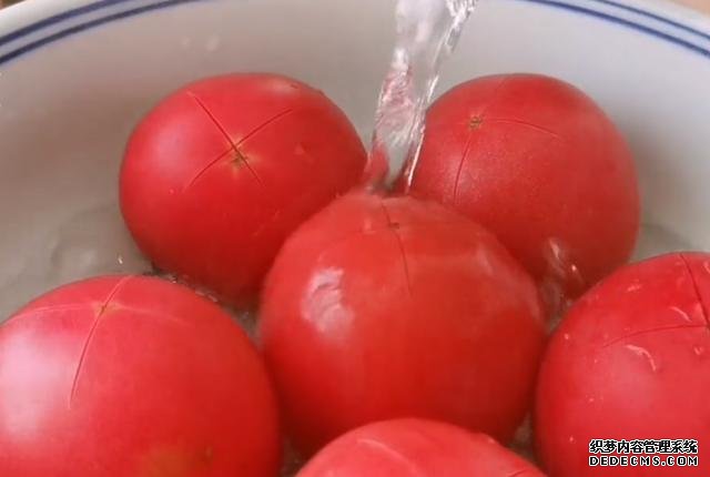 西红柿别炒着吃，教你新吃法，一次做6个，比吃肉过瘾，太香了