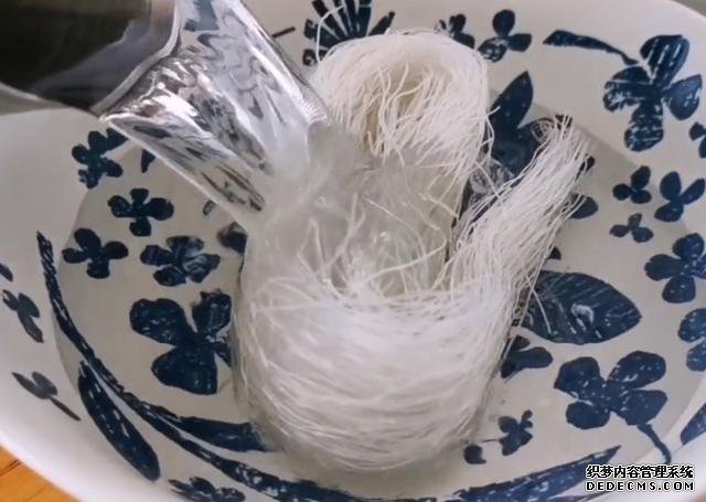 西红柿别炒着吃，教你新吃法，一次做6个，比吃肉过瘾，太香了