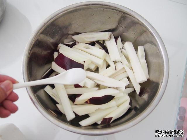 茄子换种做法,搭配牛肉做“披萨”,味道特别值得尝试