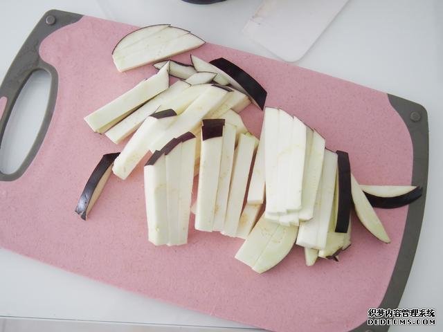 茄子换种做法,搭配牛肉做“披萨”,味道特别值得尝试