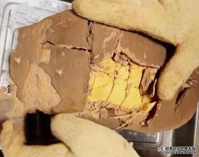 老外嘲笑中国人“穷”,吃不起饭只吃石头,敲开后直接打老外的脸
