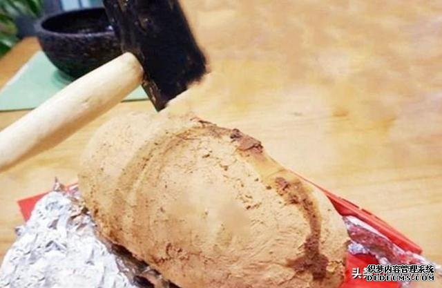 老外嘲笑中国人“穷”,吃不起饭只吃石头,敲开后直接打老外的脸