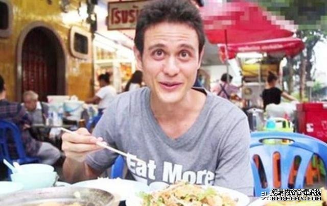 老外嘲笑中国人“穷”,吃不起饭只吃石头,敲开后直接打老外的脸