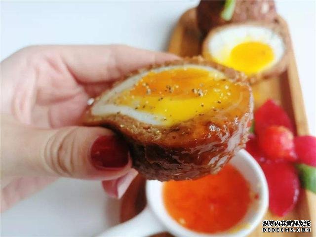 英国传承了近300年的美食,酥脆多汁颜值高,苏格兰溏心蛋了解下