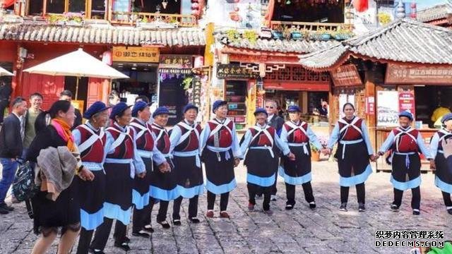 丽江三个古镇,为什么有的不要门票,收费高达上百的反而游客很多