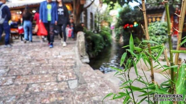 丽江三个古镇,为什么有的不要门票,收费高达上百的反而游客很多