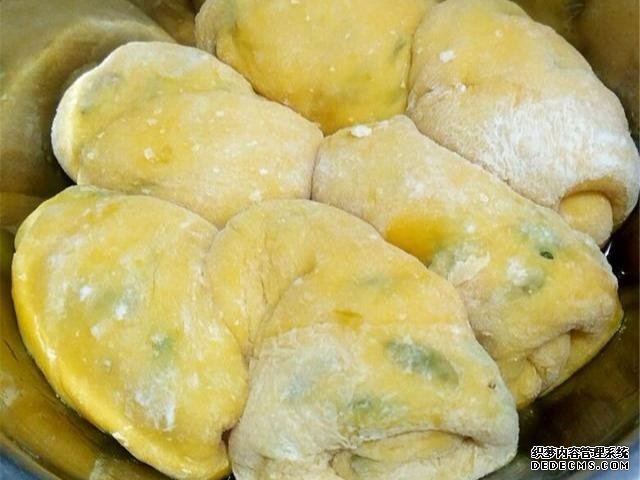 懒人面包家常做法，不用烤箱不用电饭煲，出锅柔软蓬松，真香