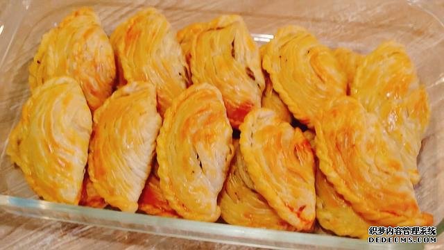 老婆做了20个“烤饺子”，掰开乐坏了：这种饺子皮头一次见