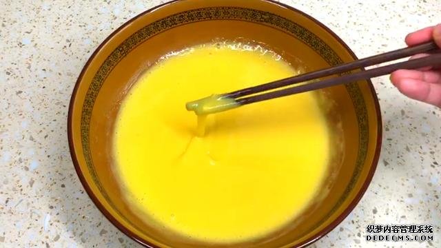 没烤箱,没打蛋器,没秤,详细解说水蒸蛋糕做法,比买的还好吃