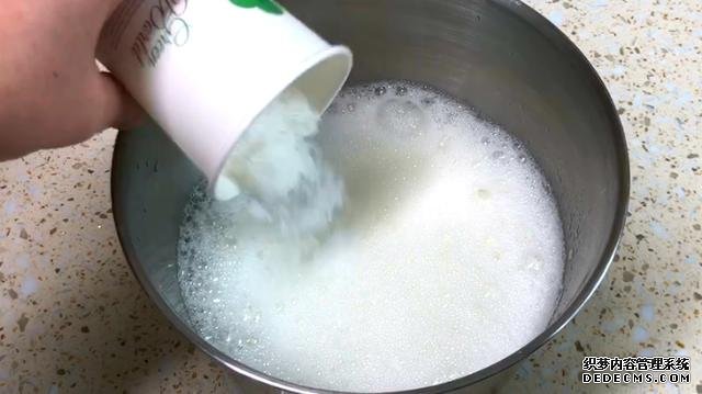 没烤箱,没打蛋器,没秤,详细解说水蒸蛋糕做法,比买的还好吃