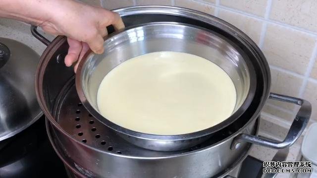 没烤箱,没打蛋器,没秤,详细解说水蒸蛋糕做法,比买的还好吃