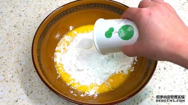 没烤箱,没打蛋器,没秤,详细解说水蒸蛋糕做法,比买的还好吃