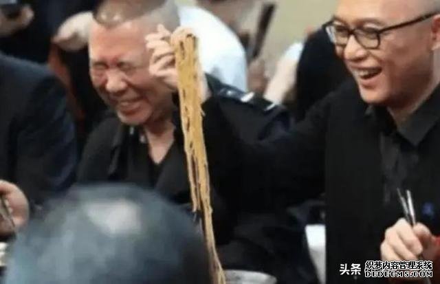 岳云鹏的面馆一碗面竟然要卖106元,为什么从来没有看到人吐槽