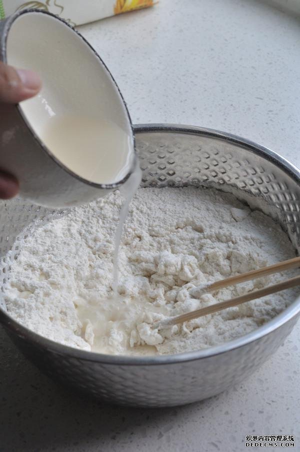 想吃烧饼不用买,没有烤箱也能做,煎一煎凉了也不发硬,好吃