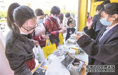 鄞州餐饮企业＂花式自救＂:大牌酒店放下身段路边