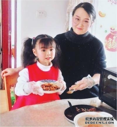 跟妈妈学厨艺 5岁宝宝成美食小主播