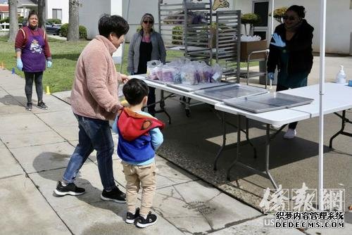 洛杉矶联合学区在路边为学生提供免费应急午餐