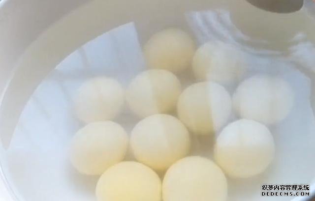 我家吃汤圆从不水煮,淋1个鸡蛋,简单一做,上桌3斤不够吃,解馋