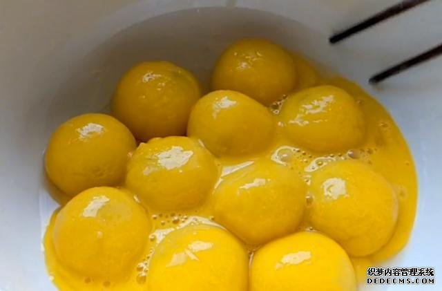 我家吃汤圆从不水煮,淋1个鸡蛋,简单一做,上桌3斤不够吃,解馋