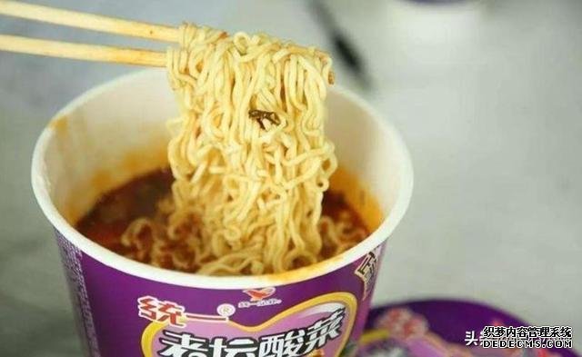 桶装方便面比袋装贵3块,得知贵在哪里后,我宁愿买桶装的面