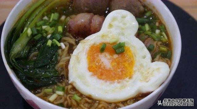 桶装方便面比袋装贵3块,得知贵在哪里后,我宁愿买桶装的面