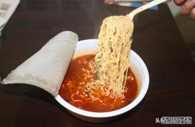 桶装方便面比袋装贵3块,得知贵在哪里后,我宁愿买桶装的面