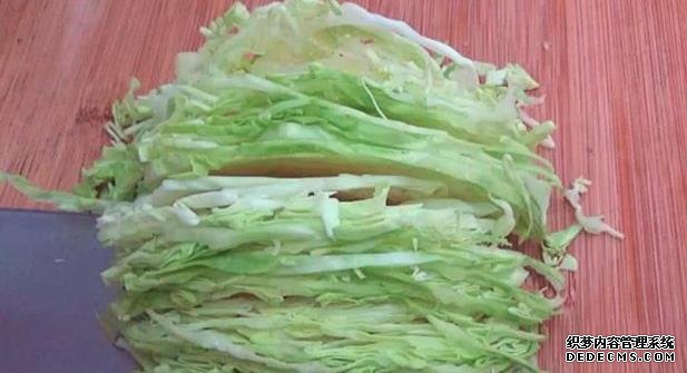 包菜最好吃的做法,加上两个鸡蛋,一吃就上瘾,比肉还美味