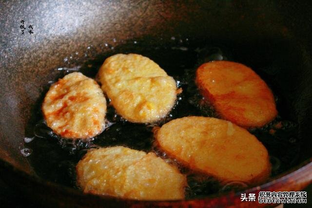 炸馍片是裹蛋液还是蘸盐水?洛阳人最会做,外焦里嫩,三天不回软