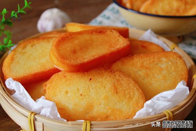 炸馍片是裹蛋液还是蘸盐水?洛阳人最会做,外焦里嫩,三天不回软