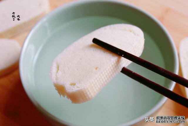炸馍片是裹蛋液还是蘸盐水?洛阳人最会做,外焦里嫩,三天不回软