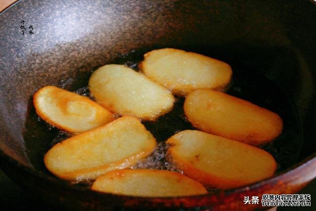 炸馍片是裹蛋液还是蘸盐水?洛阳人最会做,外焦里嫩,三天不回软