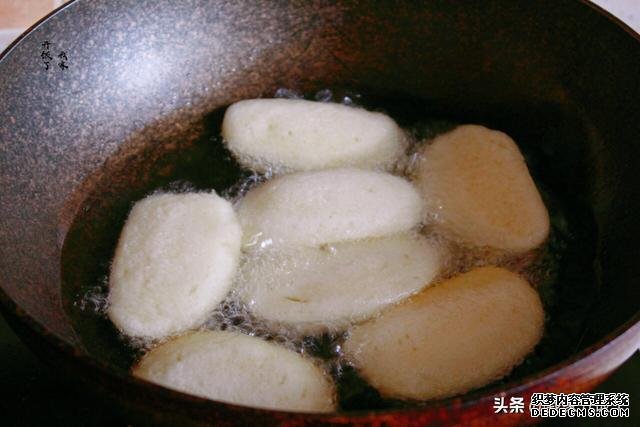 炸馍片是裹蛋液还是蘸盐水?洛阳人最会做,外焦里嫩,三天不回软