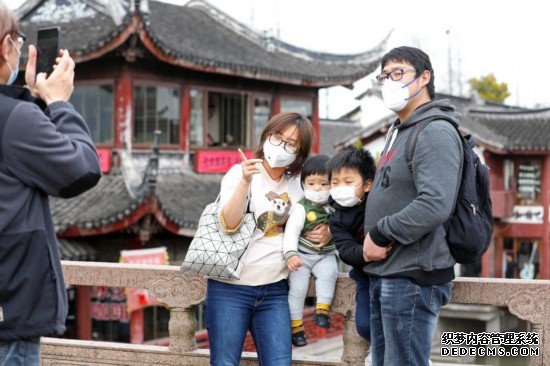 上海七宝古镇重新开放，游客品尝美食
