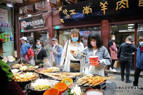 上海七宝古镇重新开放，游客品尝美食